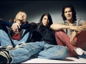 Kamu Suka Thrifting? Outfit Grunge Ala Kurt Cobain Wajib Kamu Coba!