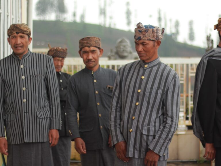 Pakaian Khas dari Lereng Gunung Bromo, Busana Tradisional  Suku Tengger