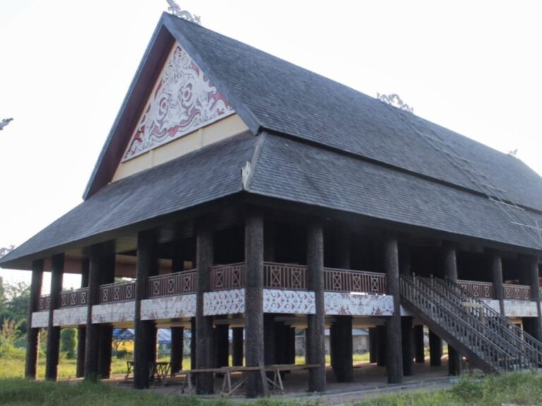 Menelusuri Keunikan Arsitektur Rumah Lamin Khas Kalimantan Timur