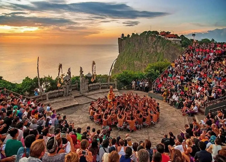 Mengabadikan Keindahan Sunset Sembari Menonton Tari Kecak di Uluwatu Bali