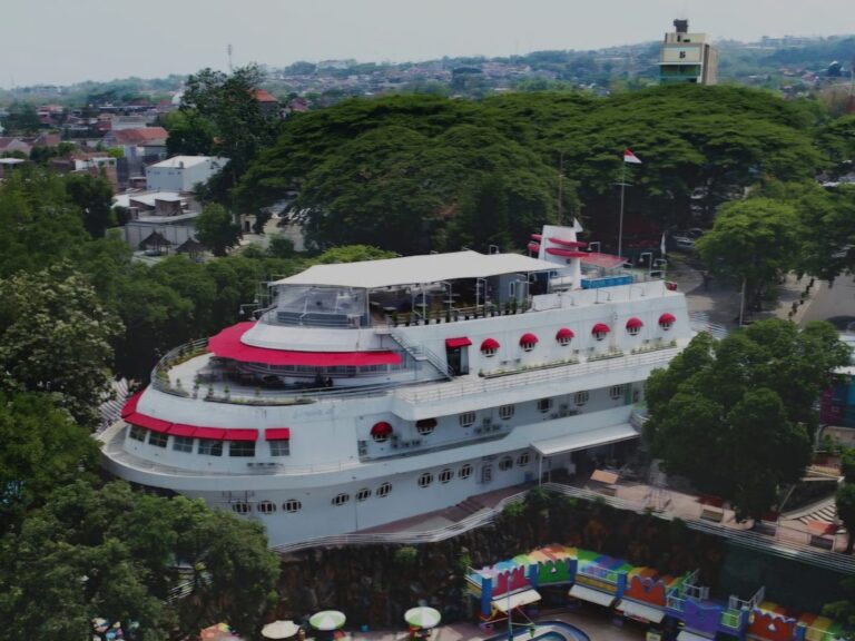 Dikira Kapal Karam di Tengah Kota, Ternyata ini Hotel di Malang dengan Konsep seperti Menginap di Kapal Pesiar