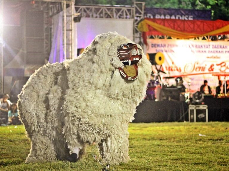 pertunjukan seni ronteng singo ulung dalam HARJABO 2016, sumber @septian_erwiyan