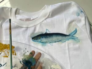 Tampil Beda, Trend Menggambar di Baju Polos Menjadi Sentuhan Baru Dalam Fashion.