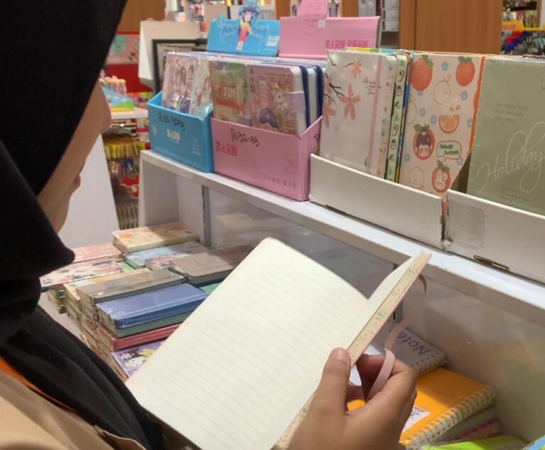 Menyulam Kenangan Lewat Scrapbook: Temukan Bahan Kreatifmu di UMM New Book Store