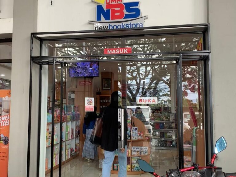 Menyulam Kenangan Lewat Scrapbook: Temukan Bahan Kreatifmu di UMM New Book Store