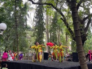 Hari Lansia 2025, Komunitas Jowo Line Dance Gelar “Mbekso Bareng Nang Kebon Rojo” di Hutan Kota Malabar