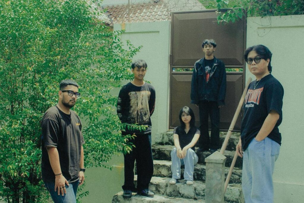 Morquiss Rilis Debut Single “Bittersweet Glow”: Romansa Yang Sebentar, Namun Membekas Selamanya